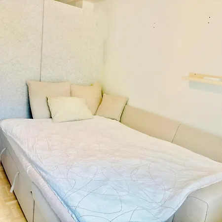 A Sofabed For Overnight Sleep Near Metro, Free Street Parking Guest house *